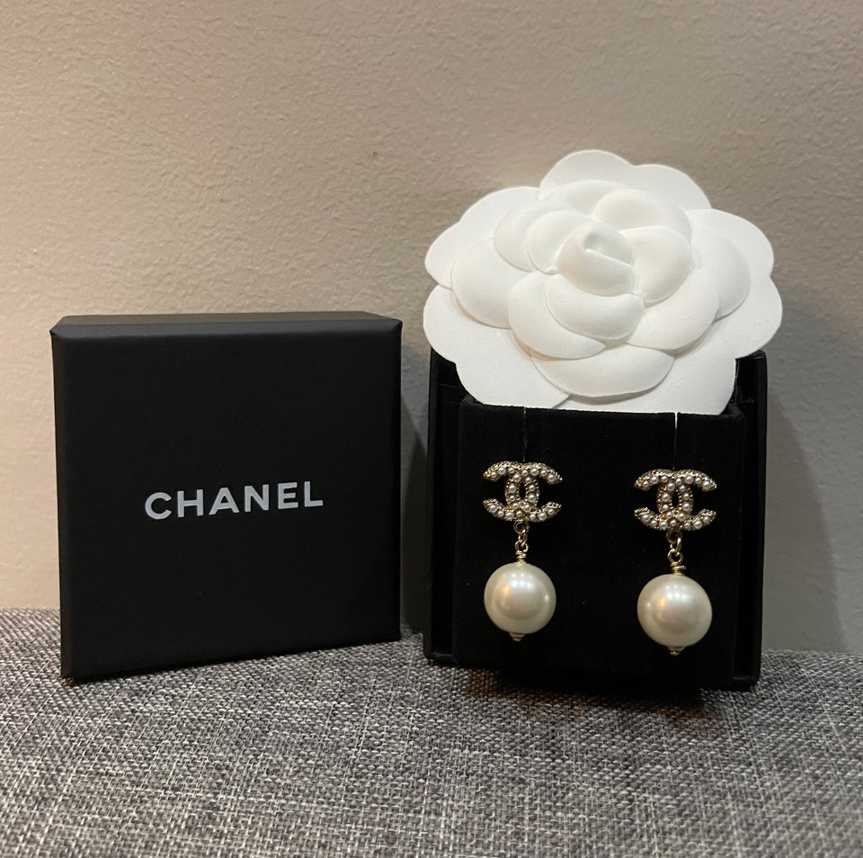 Small CC Big Pearl Drop Earrings - E024