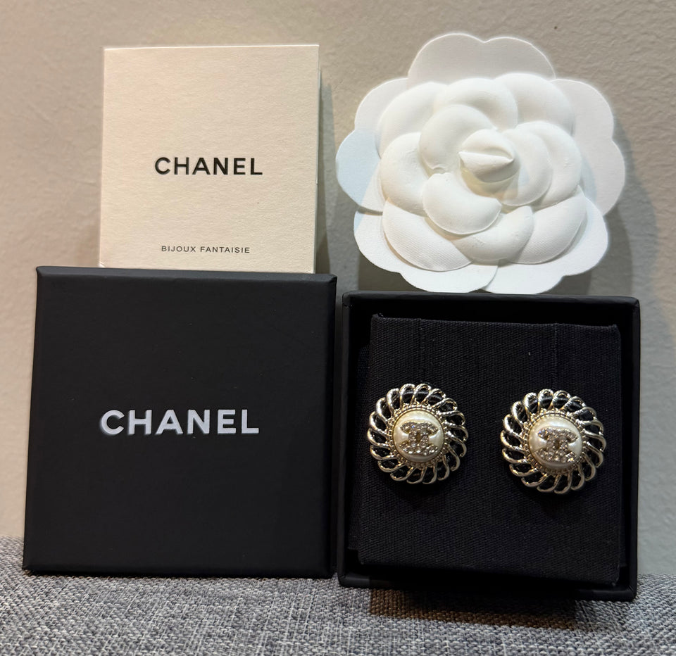 Pearl & Leather Chain Round CC Earrings - E047